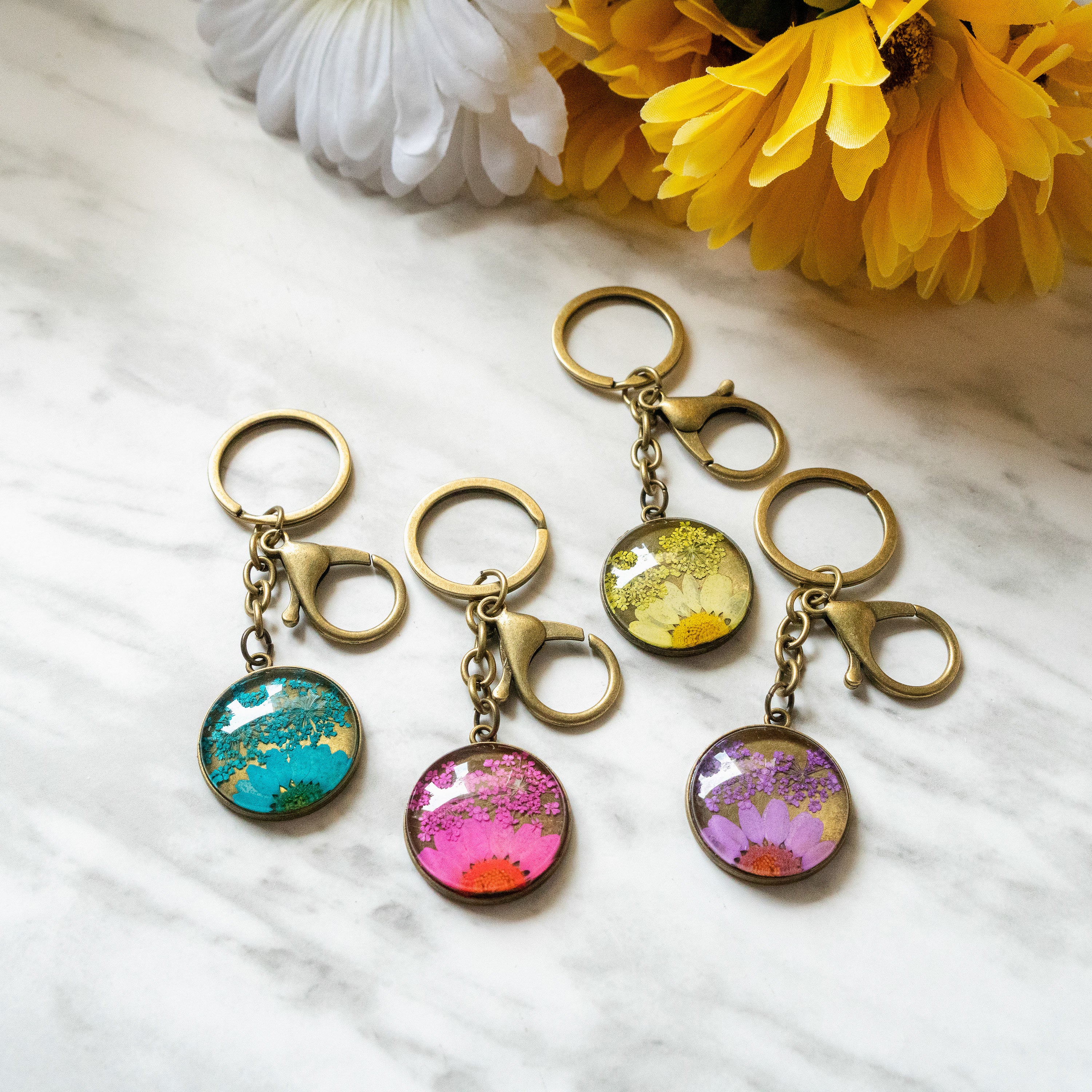 Real Pressed Flower Resin Keychain with Daisy and Lace Floral Neverland Floralfy 01