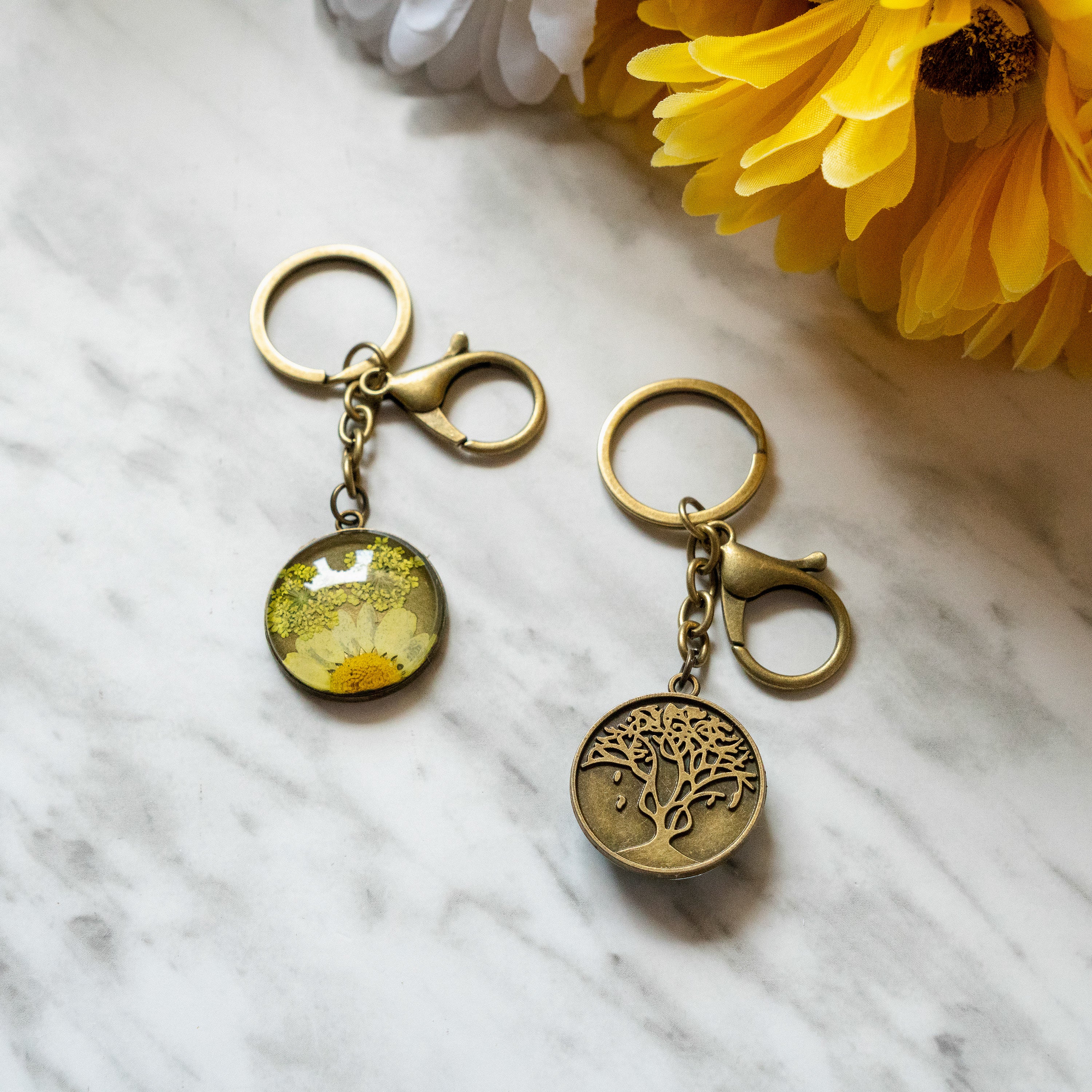 Real Pressed Flower Resin Keychain with Daisy and Lace Floral Neverland Floralfy 03