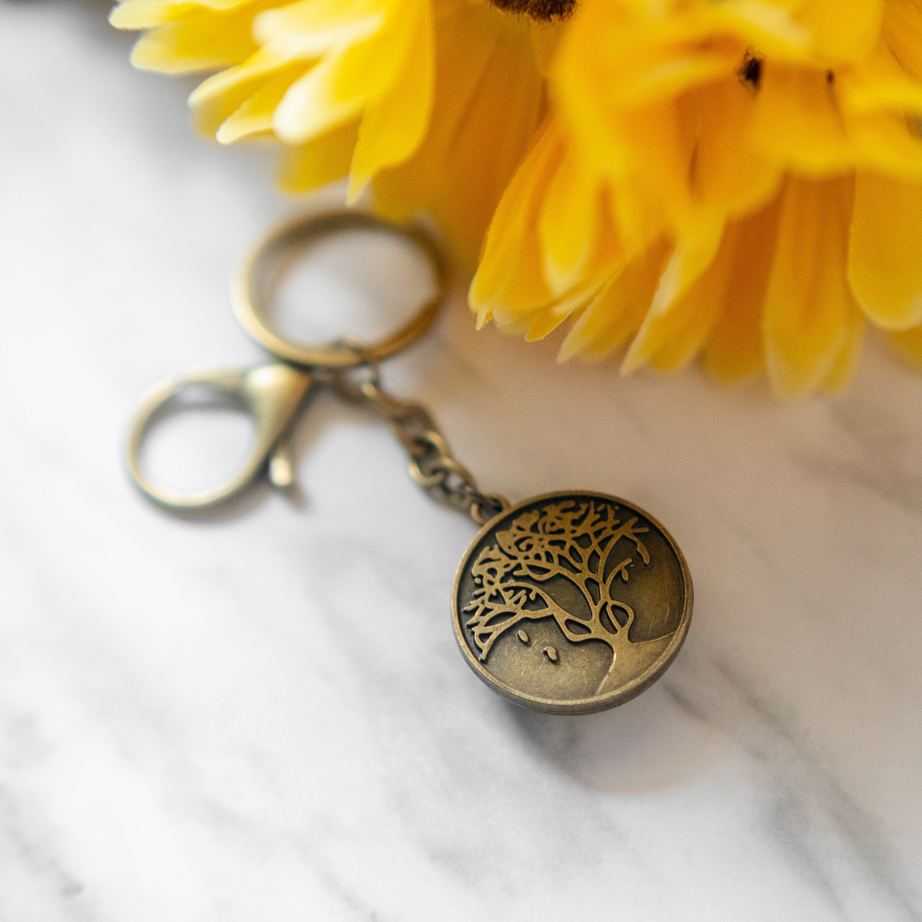 Real Pressed Flower Resin Keychain with Daisy and Lace Floral Neverland Floralfy 04