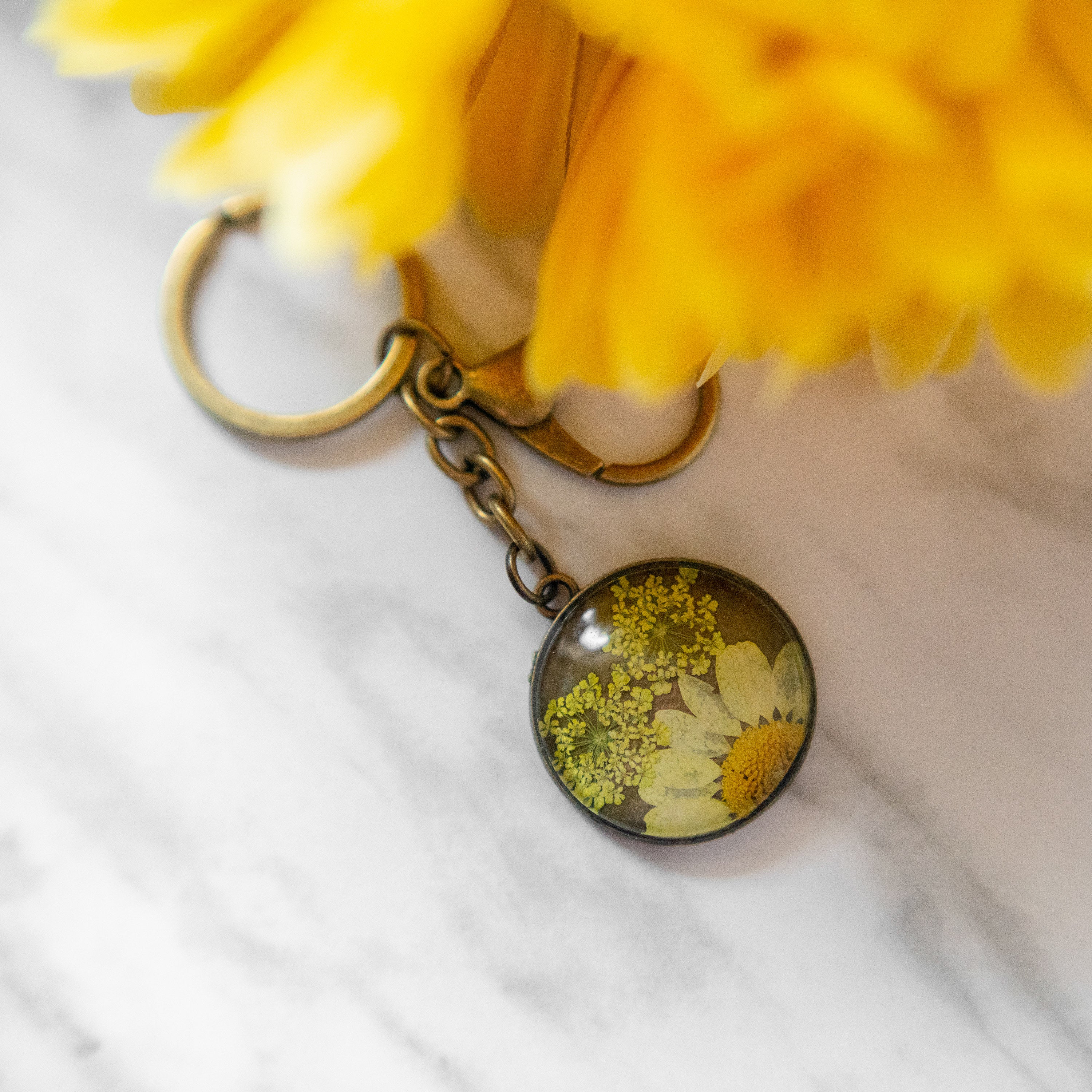 Real Pressed Flower Resin Keychain with Daisy and Lace Floral Neverland Floralfy 05