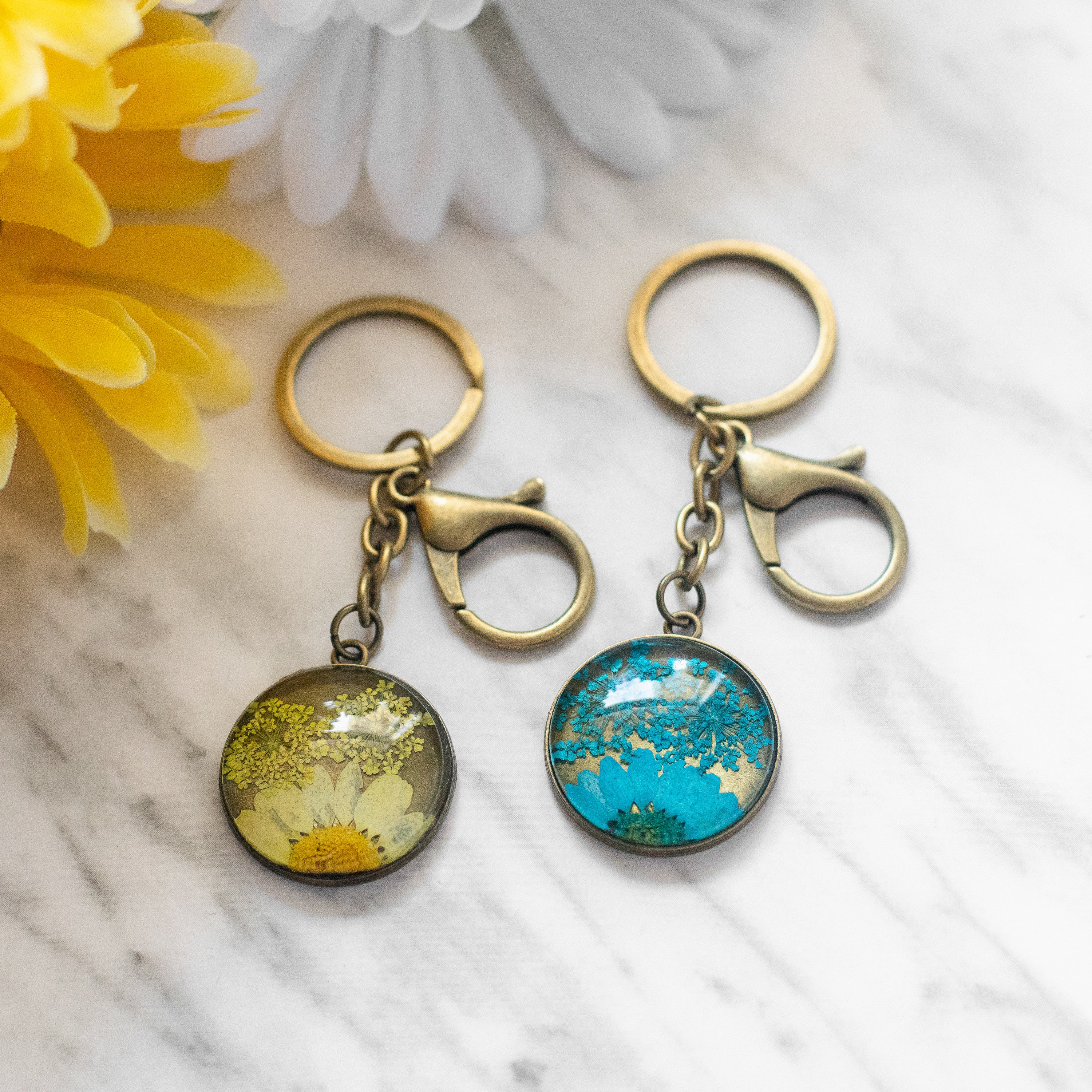 Real Pressed Flower Resin Keychain with Daisy and Lace Floral Neverland Floralfy 10