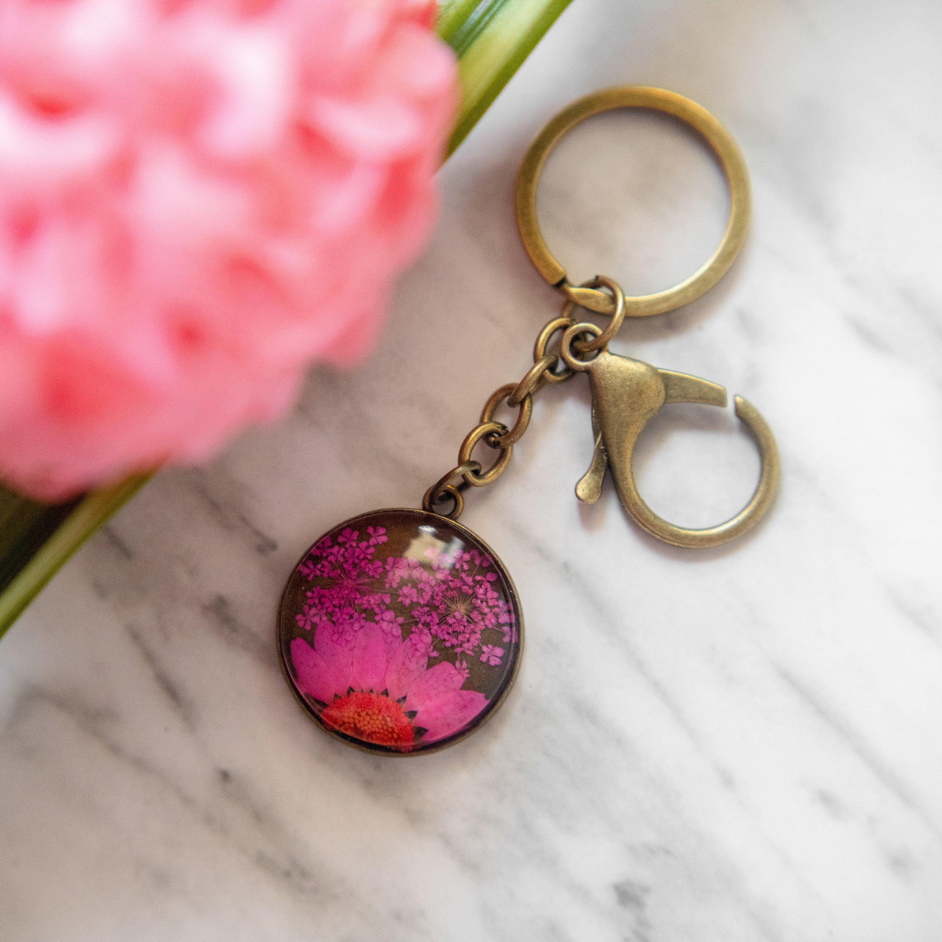 Real Pressed Flower Resin Keychain with Daisy and Lace Floral Neverland Floralfy 07