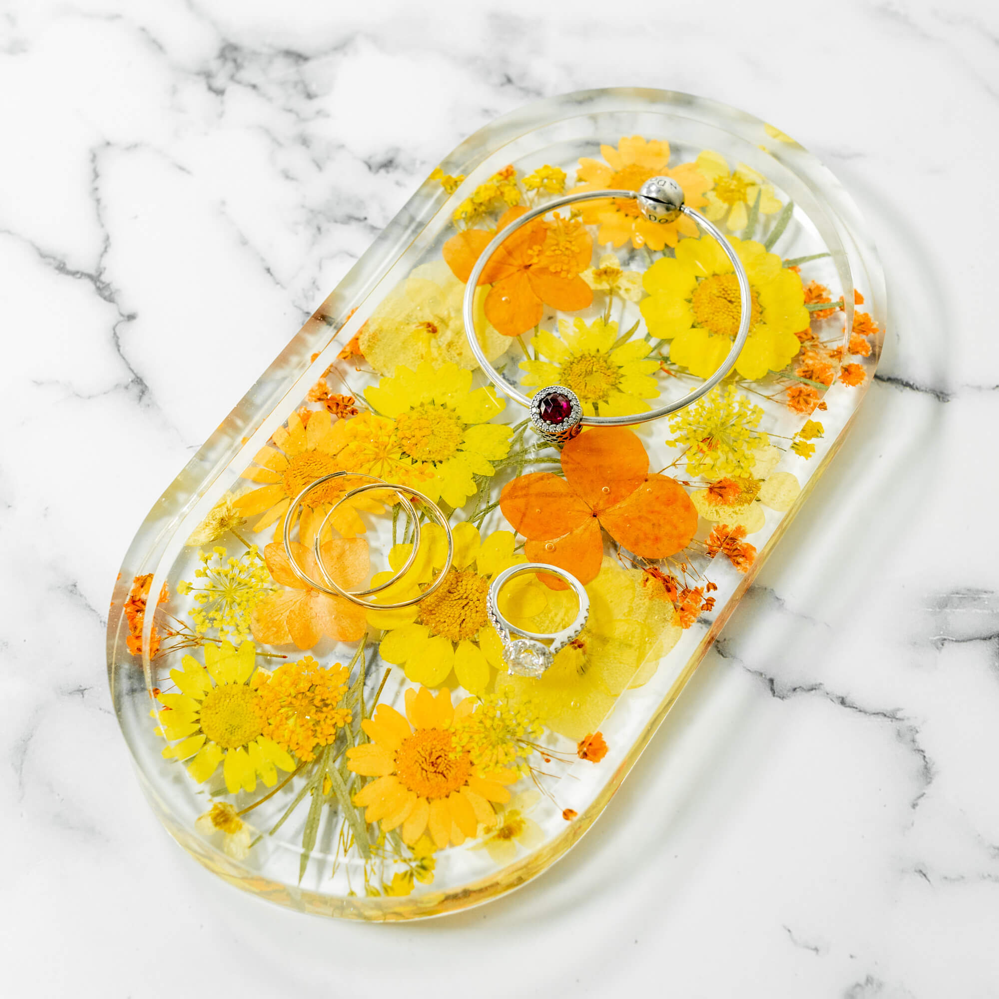 https://floralneverland.com/cdn/shop/products/Pressed-Flower-Resin-Jewelry-Tray-Trinket-Dish-Multipurpose-Coasters-Home-Decor-Art-Floral-Neverland-Floralfy-07.jpg?v=1669090431